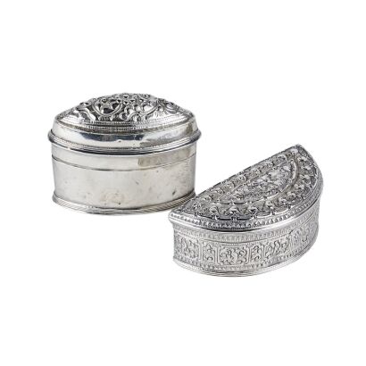 十九至二十世纪早期东方纯银鼻烟盒两只 / Two 19th to Early 20th Century Oriental Silver Snuff Boxes