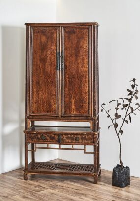十八世纪中国虎皮纹木（楠木）带座圆角柜 / An 18th Century Chinese Tiger Skin Wood Round-Cornered Tapered Cabinet(Yuanjiaogui)