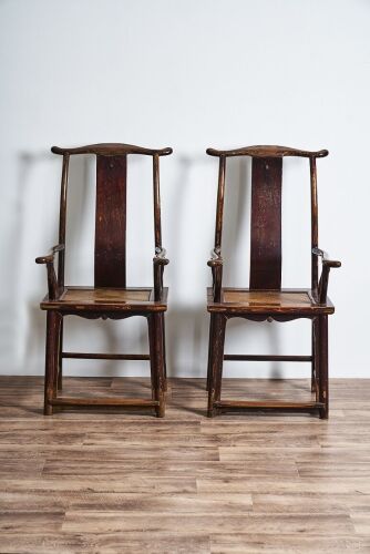 十九世纪早期中国榆木四出头官帽椅一对 / A Pair of Early 19th Century Chinese Elm (Yumu) Chairs