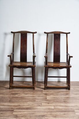 十九世纪早期中国榆木四出头官帽椅一对 / A Pair of Early 19th Century Chinese Elm (Yumu) Chairs