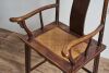 十九世纪早期中国榆木四出头官帽椅一对 / A Pair of Early 19th Century Chinese Elm (Yumu) Chairs - 3