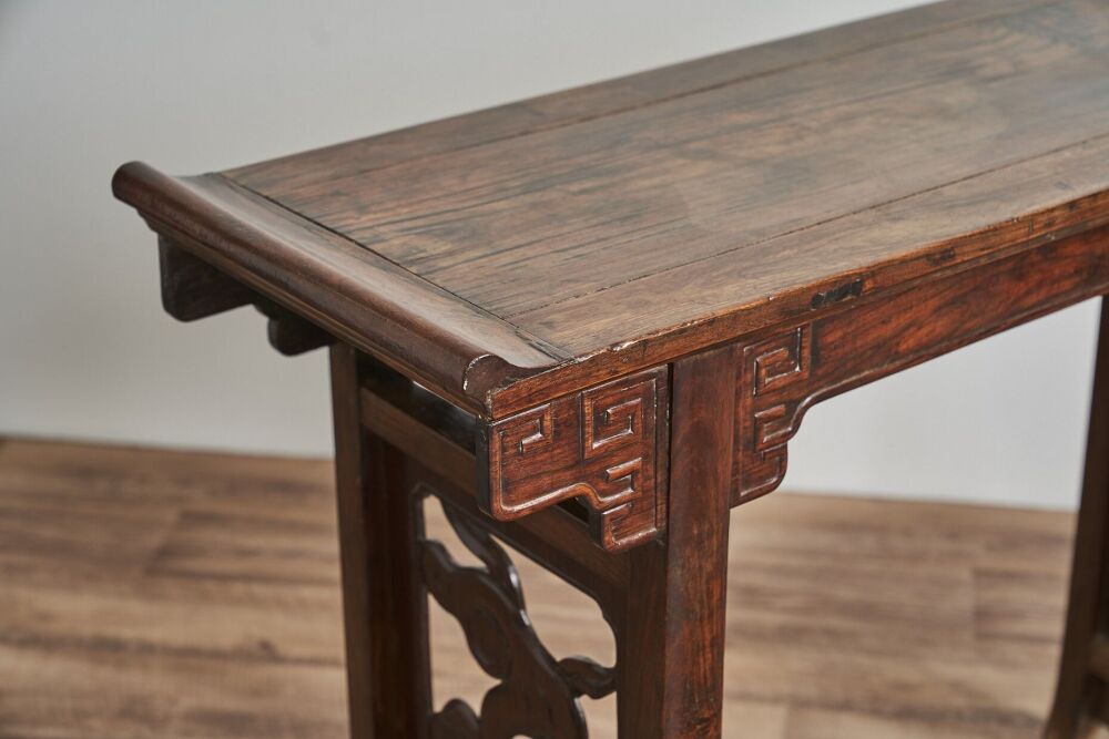 十八世纪中国黄花梨木雕灵芝纹翘头案(画案) / An 18th Century 十八世纪中国黄花梨木雕灵芝纹翘头案(画案) / An 18th Century