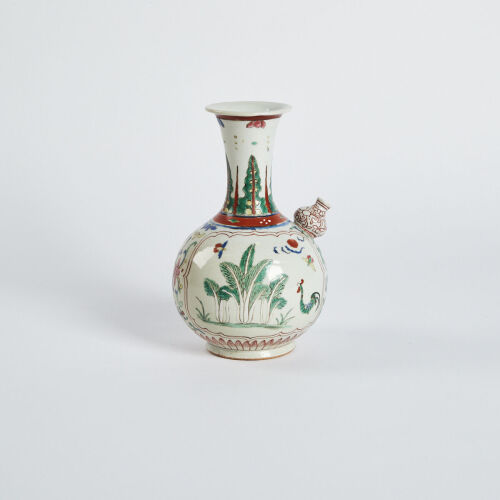 A Chinese 18th centrury Yongzheng Famille-rose Pot