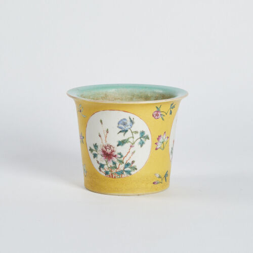 A Chinese Qing Dynasty Famille-rose Flower Pot _Qinglong Mark)