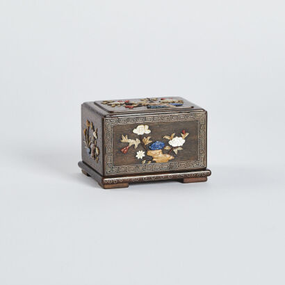 A Chinese Mid-Qing Dynasty Rosewood Lid Box (Yishantang Mark)