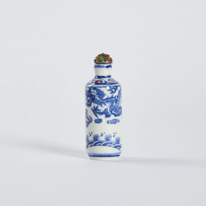 A Chinese blue and white dragon snuff bottle (Qianlong Mark)