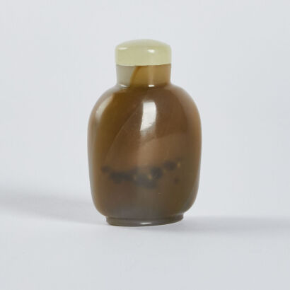 A Chinese agate snuff bottle