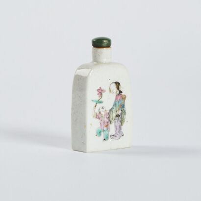 A Chinese blue and white glazed famille-rose snuff bottle with a female figure