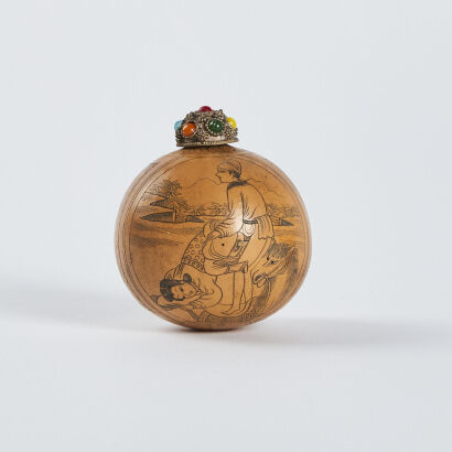 A Chinese gourd-carved 'erotica' snuff bottle