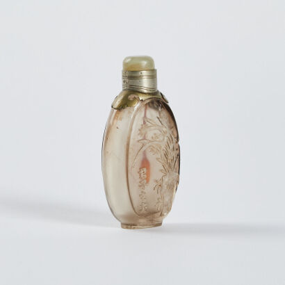 A Chinese agate carved 'Clivia' snuff bottle