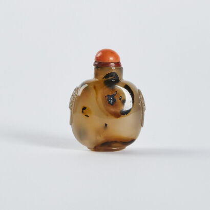 A Chinese coquina agate snuff bottle