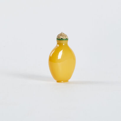 A Chinese chicken oil yellow glass snuff bottle