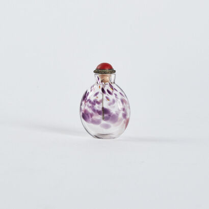 A Chinese glass snuff bottle with purple spots