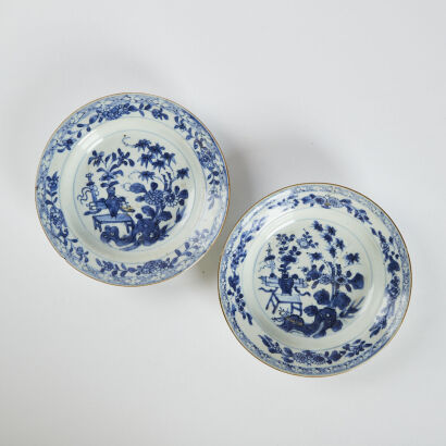 A Pair of Chinese early Qing Dynasty Blue and White Flower Pattern Dishes