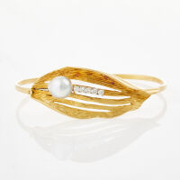 18ct Yellow Gold, Baroque Pearl and .24ct Diamond Bangle