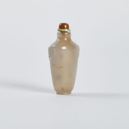 A Chinese agate snuff bottle