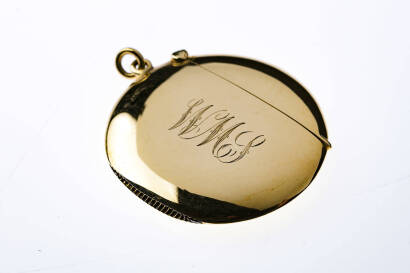 A gold vesta case, plain polished, circular form. 9ct yellow gold. Weight 17.30 grams. Diameter 47mm. Birmingham hallmarks, 1850. Makers mark D&E. 