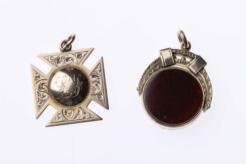 A gold spinner and fob, the spinner set with bloodstone and carnelian, the Maltese cross shaped fob inscribed to reverse, 9ct rose gold. 'The Great War 1914-1918, Ctl L. Freeman, from the Papanui district, N.Z.'. Total weight 18.17 grams. 