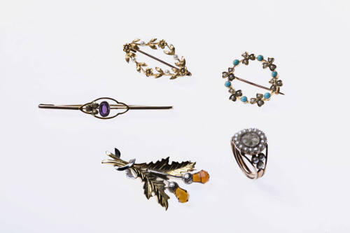 A collection of gold jewellery. Georgian memorium ring with pearls and hair locket window, date 1812. Four Edwardian brooches with turquoise, pearls and amethyst. Scottish thistle brooch. Mostly 9ct gold. Total weight 16.3 grams.&nbsp;