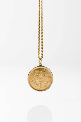 A gold Singapore coin on chain. Weight 44.96 grams. Length 74.5cm.