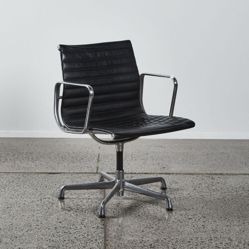 An Original Charles and Ray Eames Aluminium Group Chair by Herman Miller