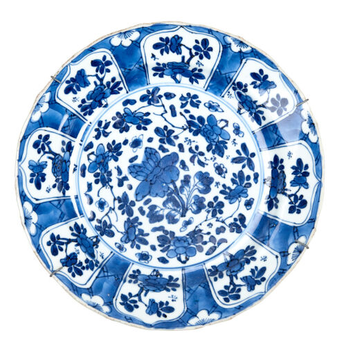 A Chinese Early 18th Century Blue-and-white Dish with flower pattern (Qing Dynasty Kangxi Mark)