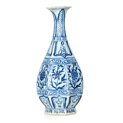 A Chinese Blue-and-white Octagonal Bottle(Yuan Dynasty Blue-and-white style)