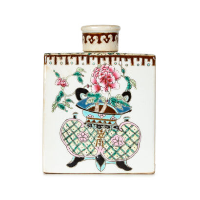 A Famille Rose Tea Jar with flower pattern