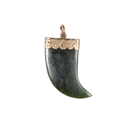 A 9ct Gold Pounamu Tooth-Shaped Pendant