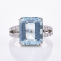 18ct White Gold, 7.74ct Aquamarine /.15ct Diamond Ring