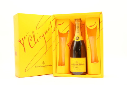 (1) NV Veuve Clicquot Ponsardin Yellow Label Brut Gift Set, Champagne (GB)