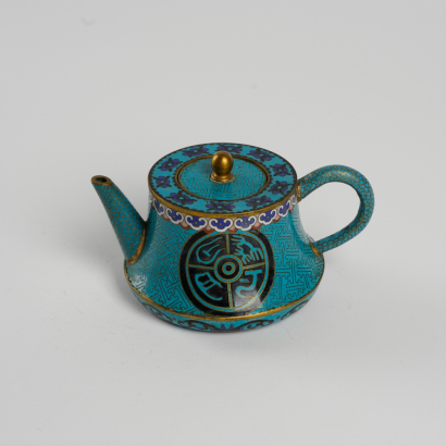 A Chinese late Qing dynasty to Republican cloisonné teapot