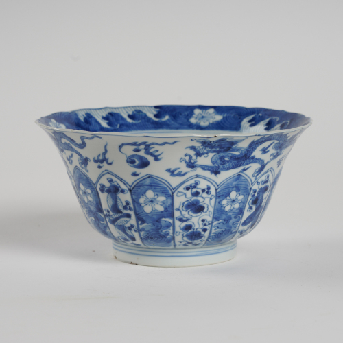 A Chinese Qing dynasty Kangxi period blue and white large bowl