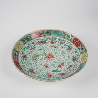 A Chinese Qing dynasty Kangxi period red and green 'floral' large plate