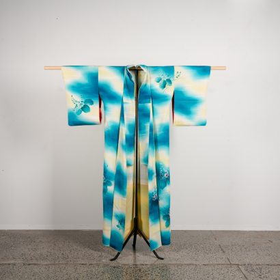 A Japanese mid-20C silk ladies kimono