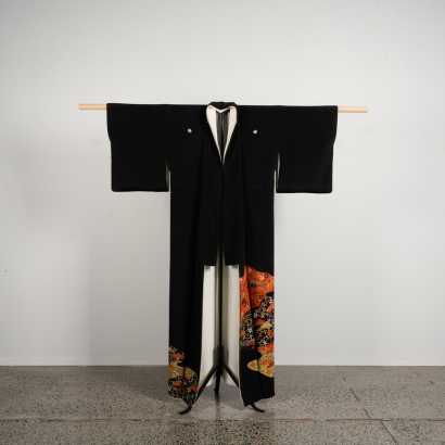 A Japanese mid-20C printed silk women's kimono with black background