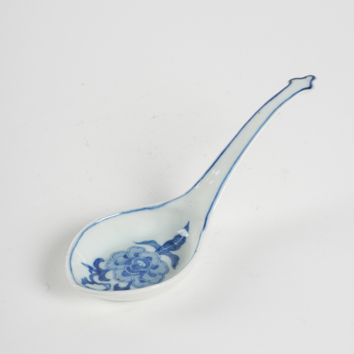 A Chinese late Qing dynasty blue and white 'floral' spoon