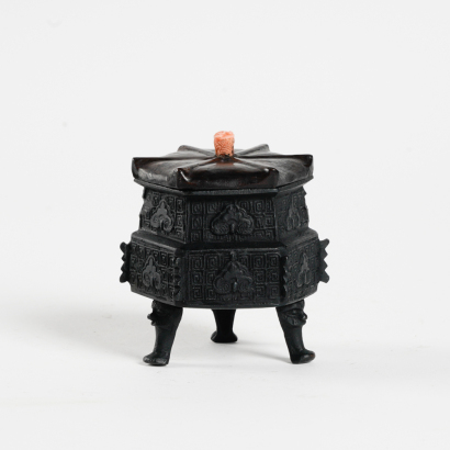 A Chinese old bronze hexagonal diffuser