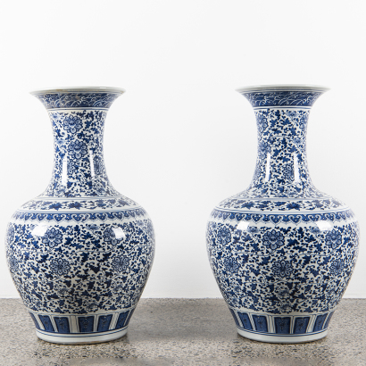 A pair of Chinese blue and white 'floral' large vase (Qing dynasty Qianlong year mark)