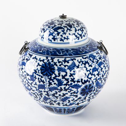 A Chinese blue and white 'floral' covered jar