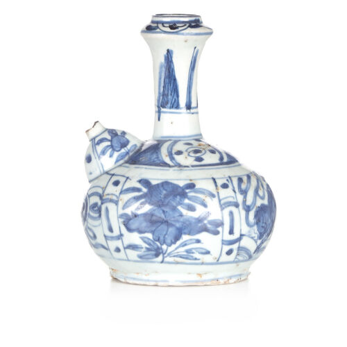 A Chinese Ming Dynastry Wanli Period Blue and White Kendi with lion pattern