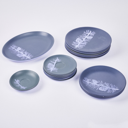 A 22 Piece Crown Lynn Pines Dinner Set By Dorothy Thorpe