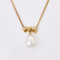 18ct Yellow Gold, Modern, South Sea Pearl / .05ct Diamond Pendant on Chain