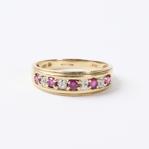 An Antique Gold and Diamond Ring