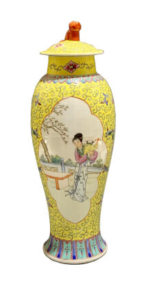 An Early 20th Century Famille Rose Lidded Bottle