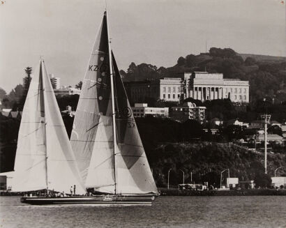 Associated Press Archival Photograph - KZ2 and Auckland War Memorial Museum