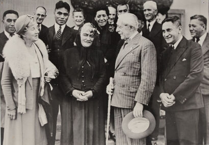 Associated Press Archival Photograph - HRH Queen Elizabeth II New Zealand Visit 1954