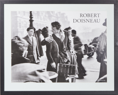 AFTER ROBERT DOISNEAU Le Baiser De Hotel Deville Paris