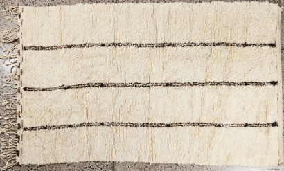 A Cream Runner With Black Lines
