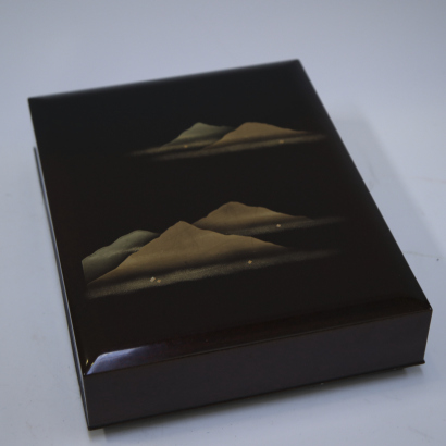 A Japanese 'landscape' lacquer box